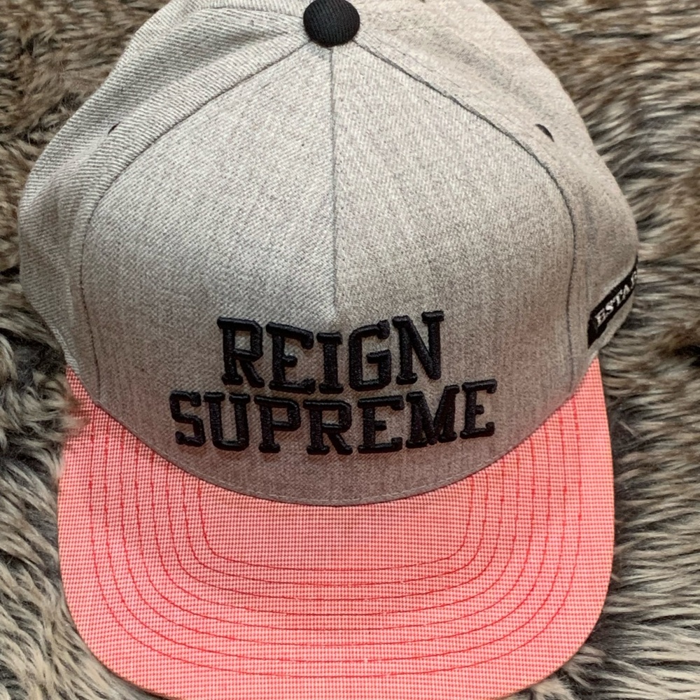 REIGN SUPREME
CASQUETTE SNAPBACK KING APPAREL -- GREY & ROSE